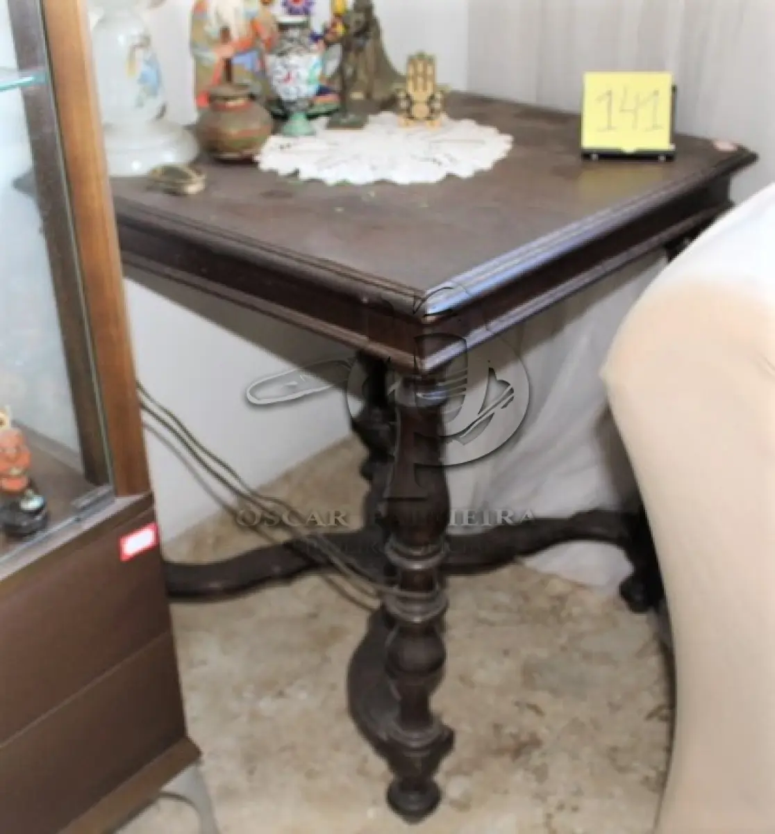 LOTE 141 - MESA DE CANTO