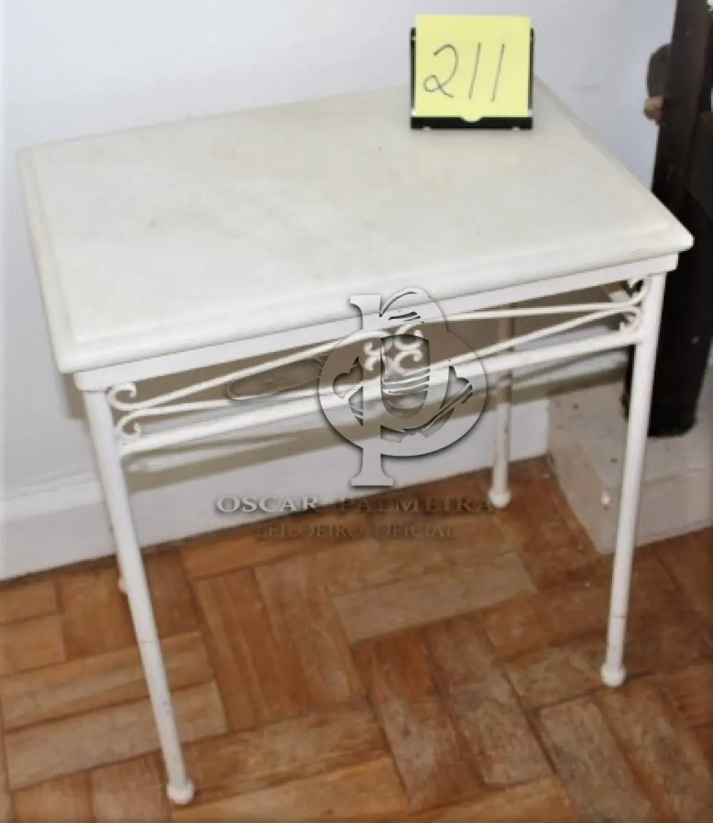 LOTE 211 - MESA DE CANTO