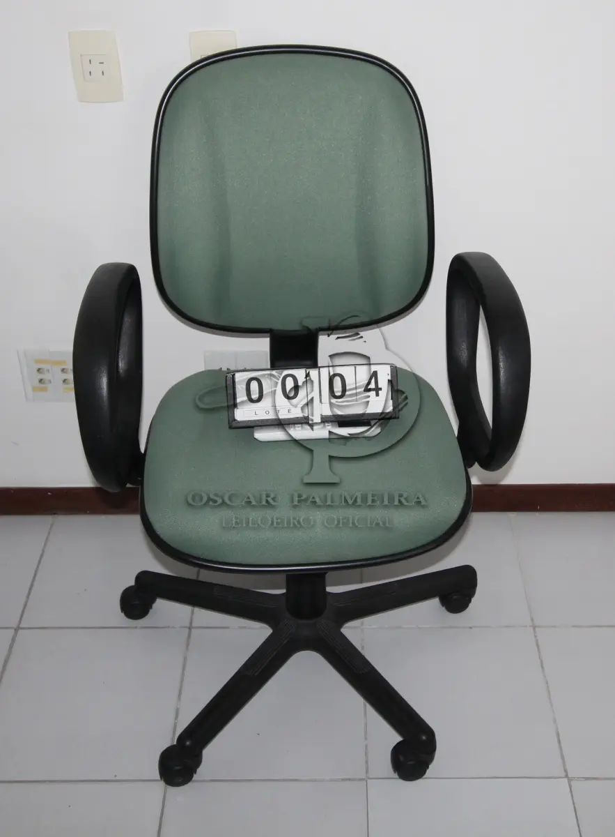 LOTE 004 - LOTE - 0004 - CADEIRA DIRETOR GIRATÓRIA C/ BRAÇO