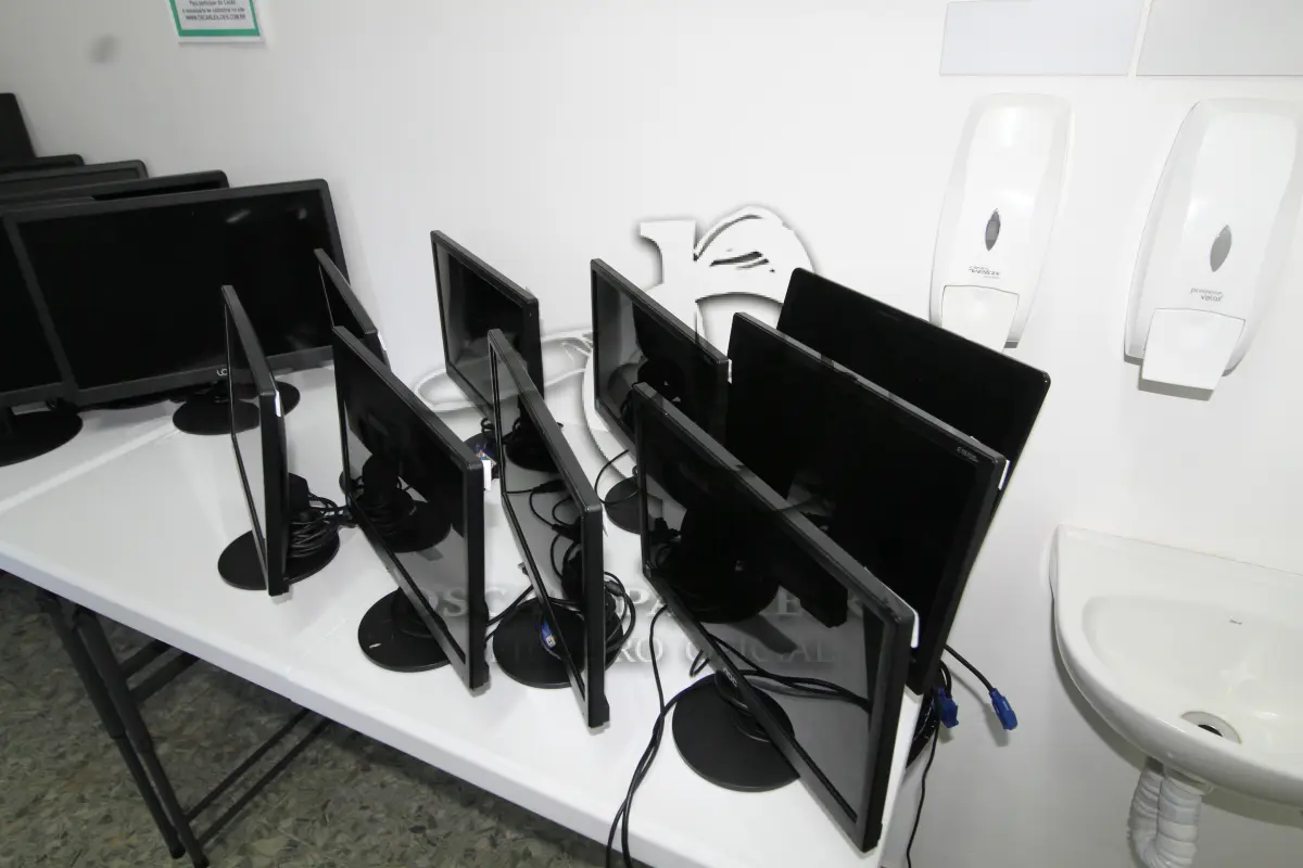 LOTE 006 - INFORMÁTICA - MONITORES