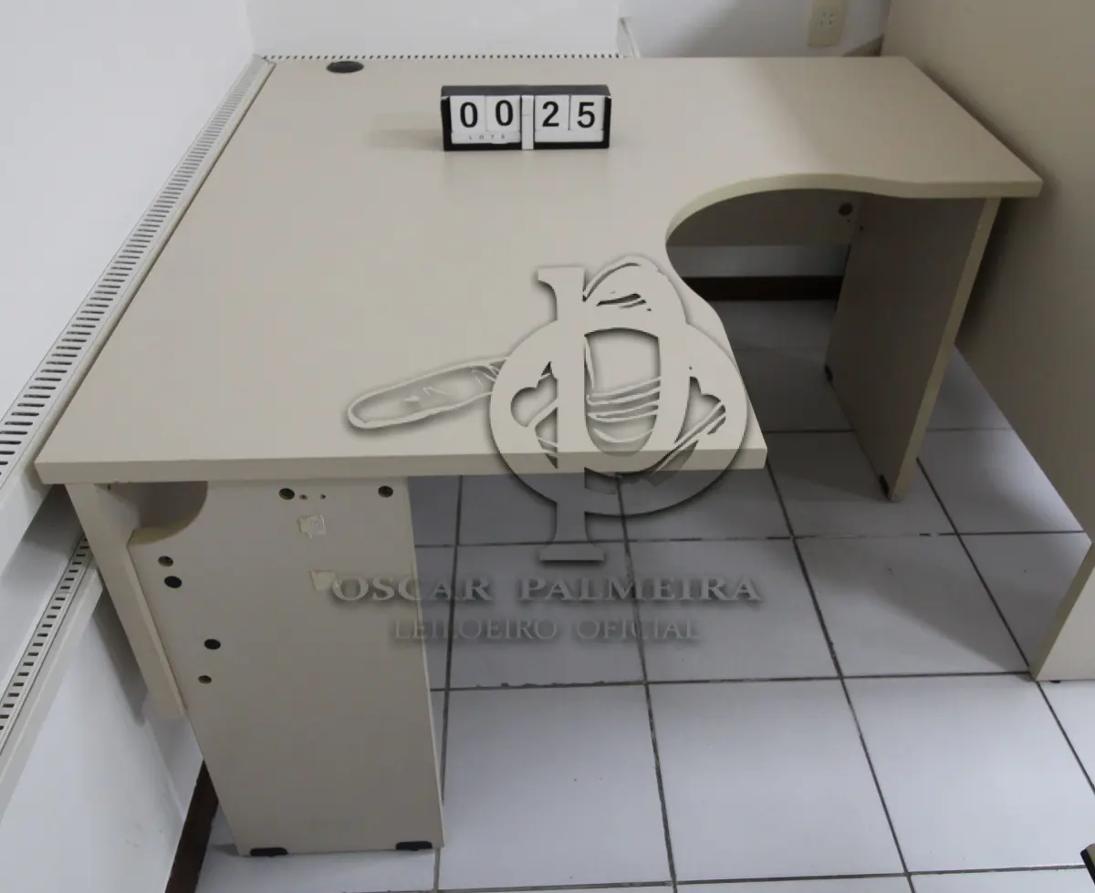 LOTE 025 - LOTE - 0025 - MESA EM L PEQUENA