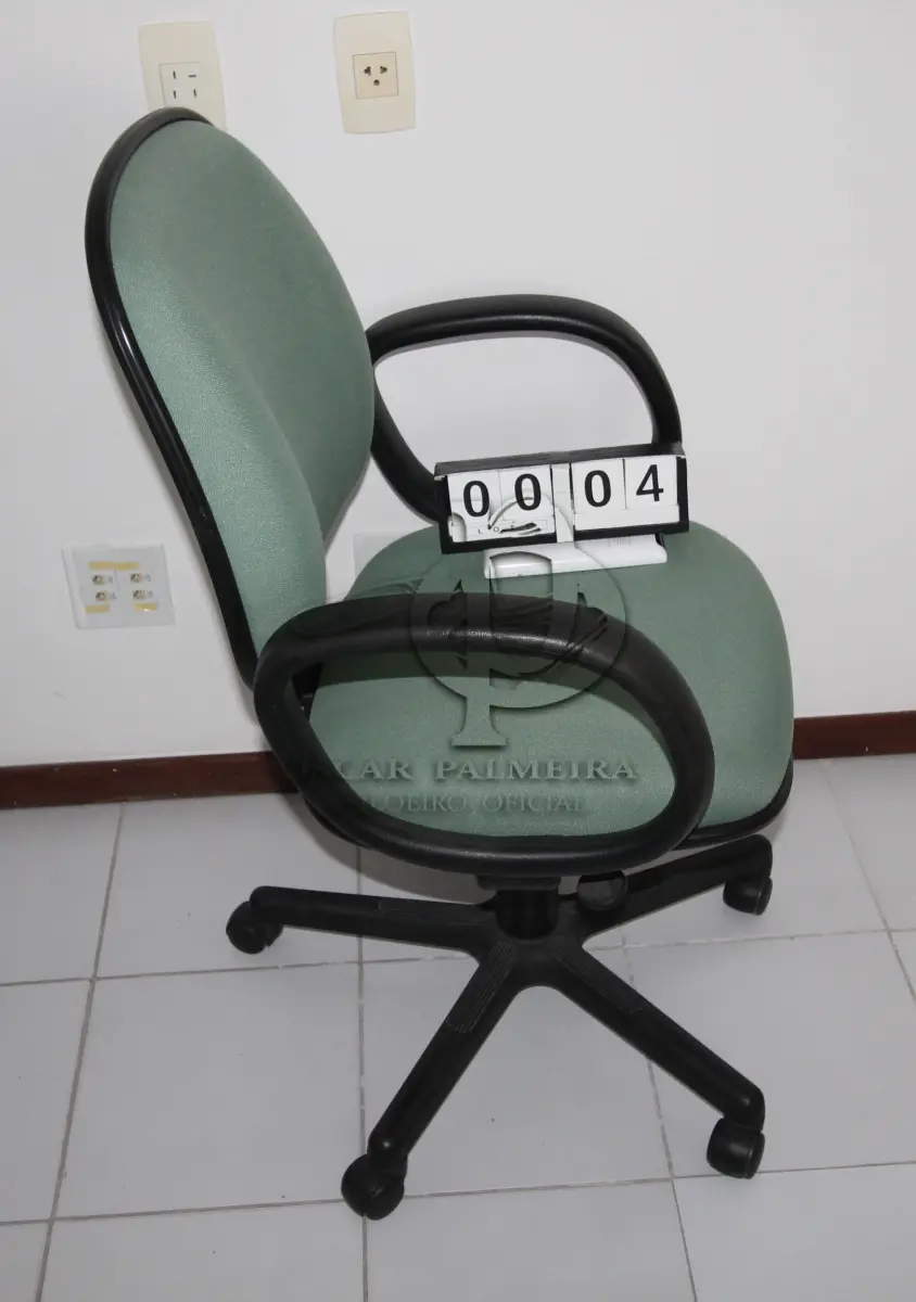 LOTE 004 - LOTE - 0004 - CADEIRA DIRETOR GIRATÓRIA C/ BRAÇO