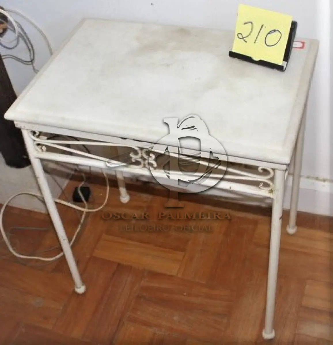 LOTE 210 - MESA DE CANTO