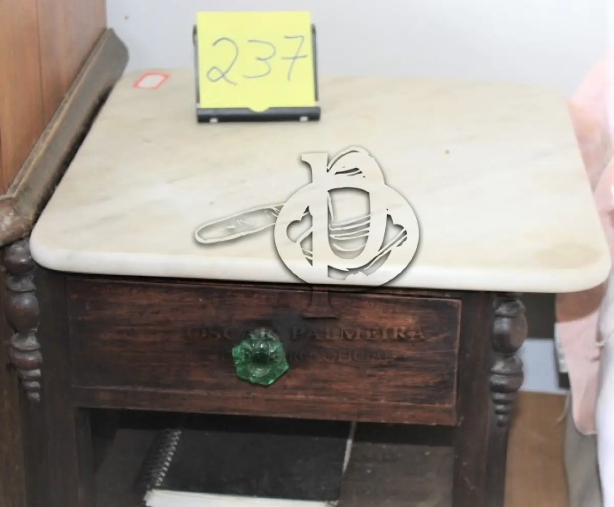 LOTE 237 - MESA DE CANTO