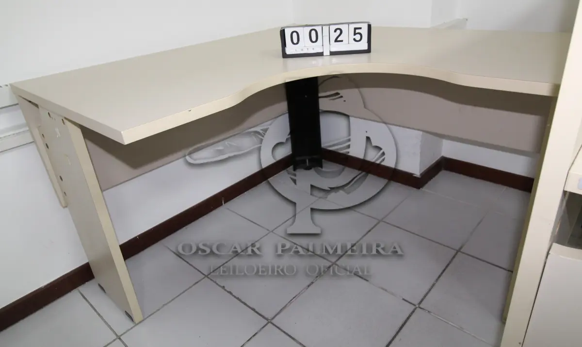 LOTE 025 - LOTE - 0025 - MESA EM L PEQUENA