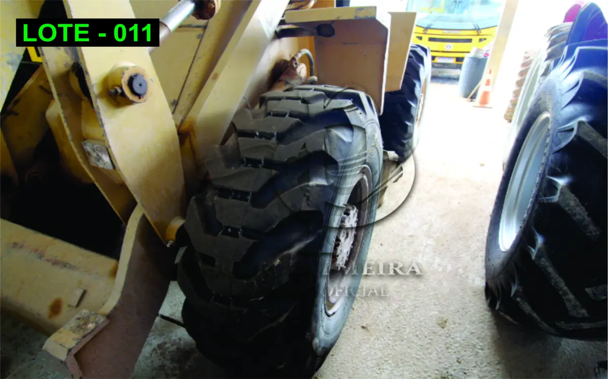 LOTE 011 - MÁQUINA - PÁ CARREGADEIRA CASE W20B.