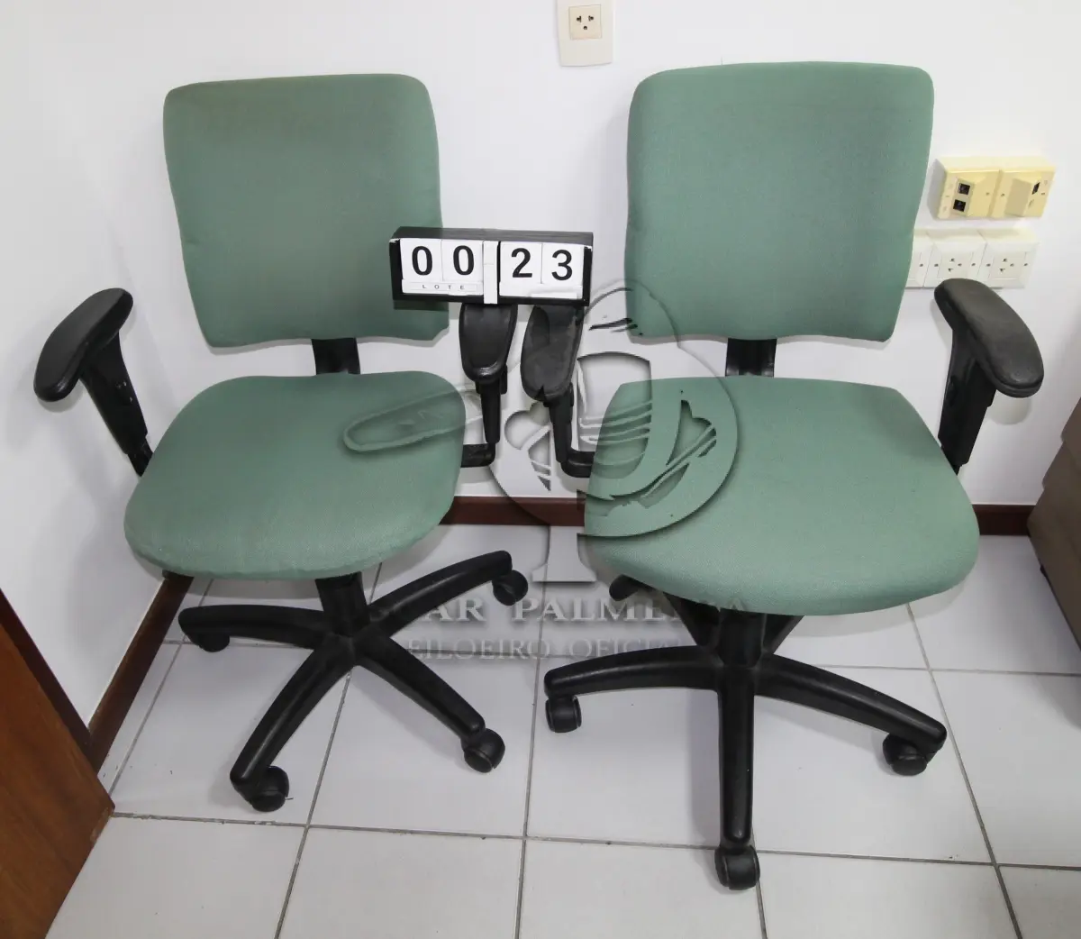 LOTE 023 - LOTE - 0023 - CADEIRA SECRETÁRIA GIRATÓRIA C/ BRAÇO CONJ. 2 PÇS.