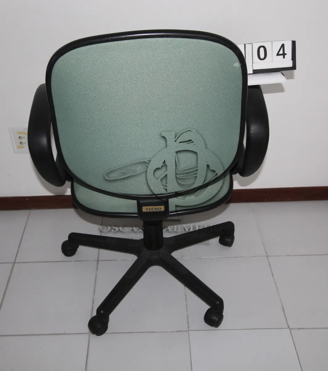 LOTE 004 - LOTE - 0004 - CADEIRA DIRETOR GIRATÓRIA C/ BRAÇO