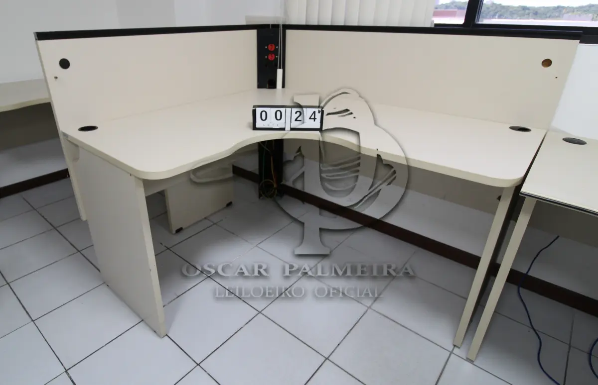 LOTE 024 - LOTE - 0024 - MESA EM L PEQUENA