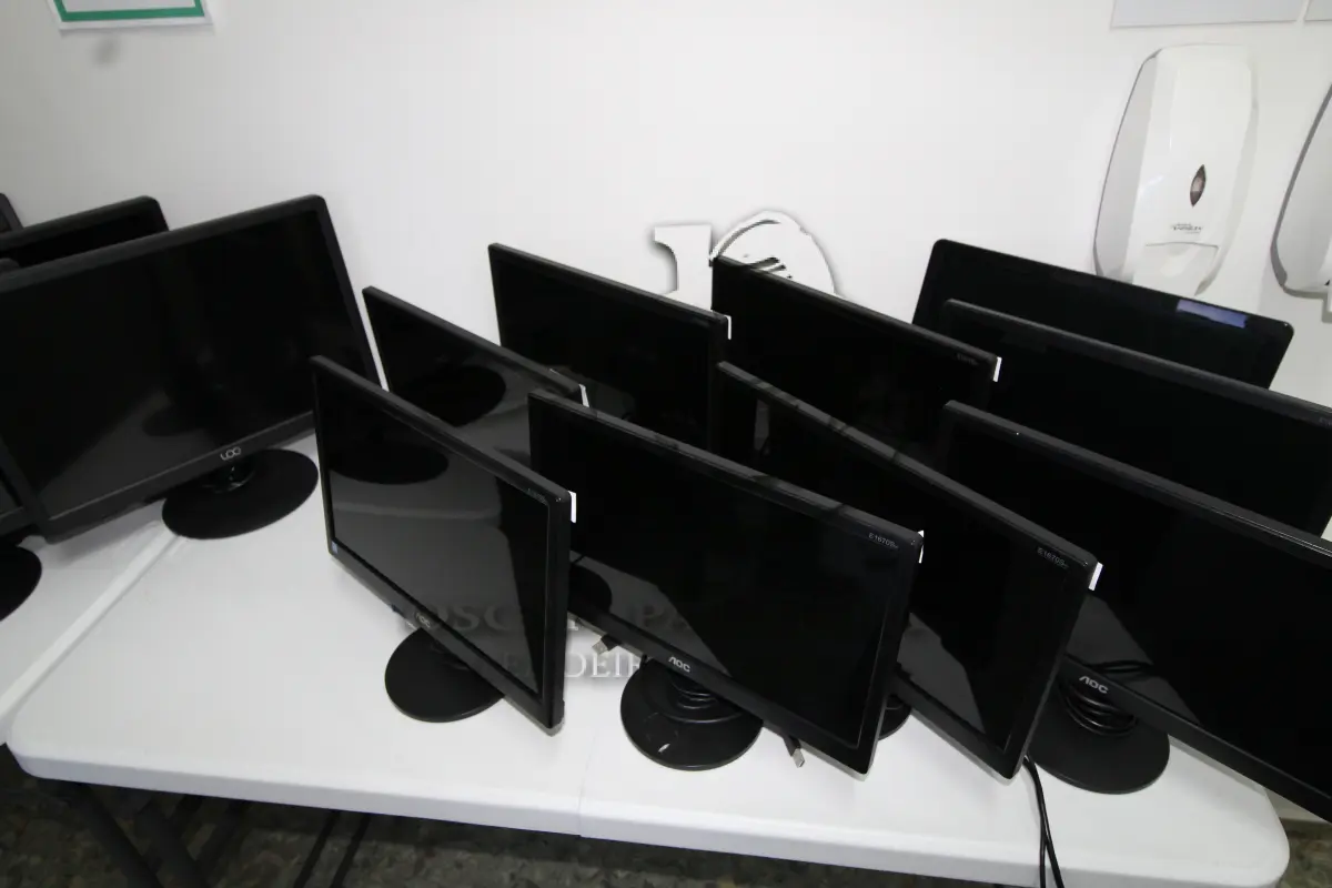 LOTE 006 - INFORMÁTICA - MONITORES