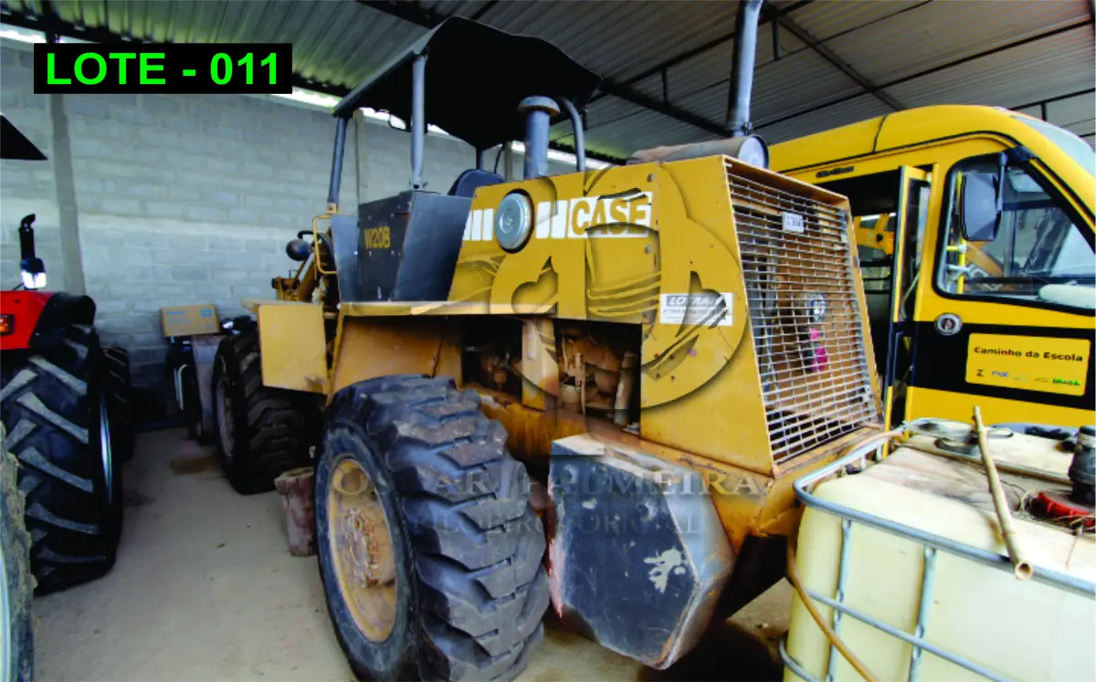 LOTE 011 - MÁQUINA - PÁ CARREGADEIRA CASE W20B.