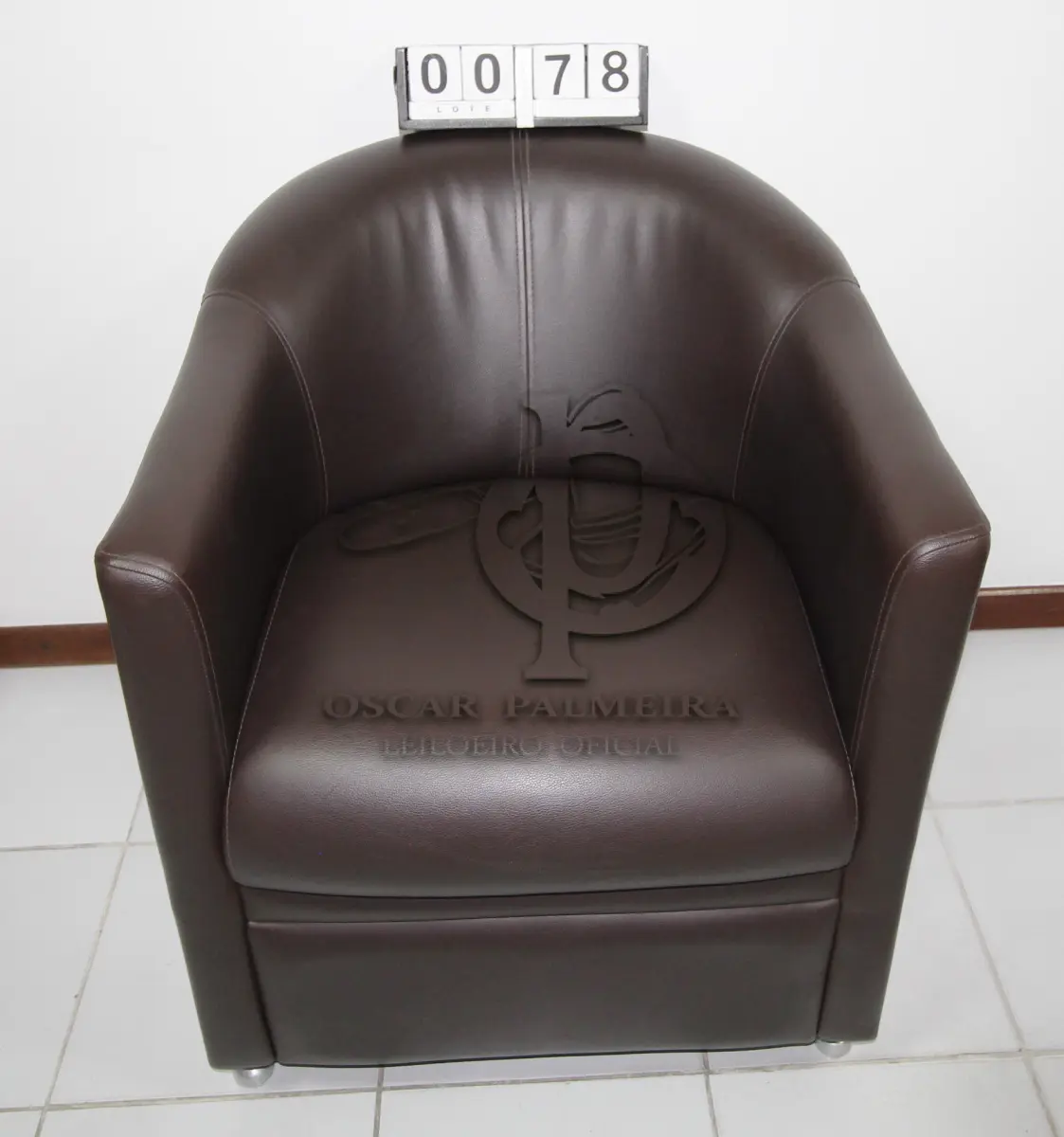 LOTE 078 - LOTE - 0078 - POLTRONA EM CORINO