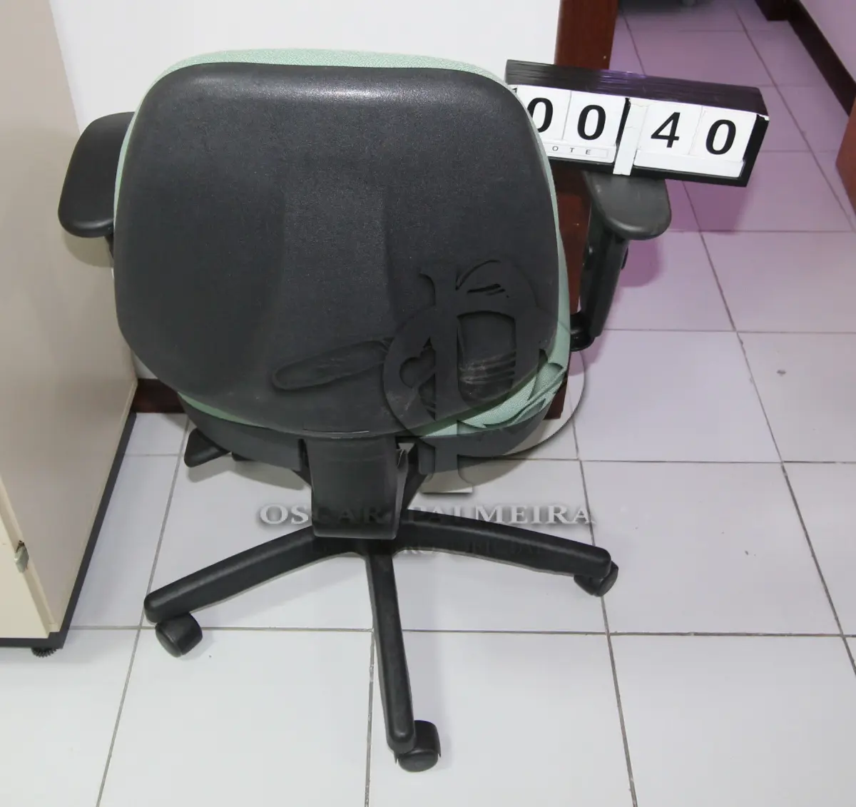 LOTE 040 - LOTE - 0040 - CADEIRA SECRETÁRIA GIRATÓRIA C/ BRAÇO