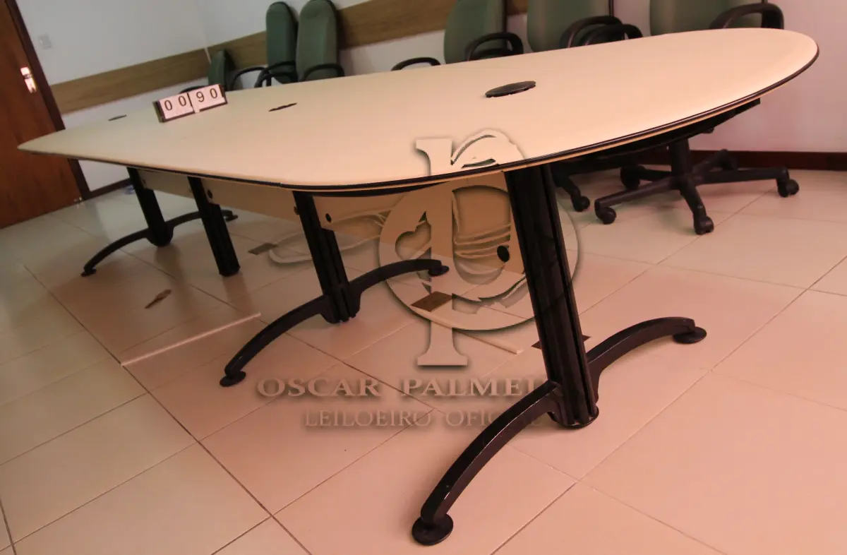 LOTE 090 - LOTE - 0090 - MESA DE REUNIÃO