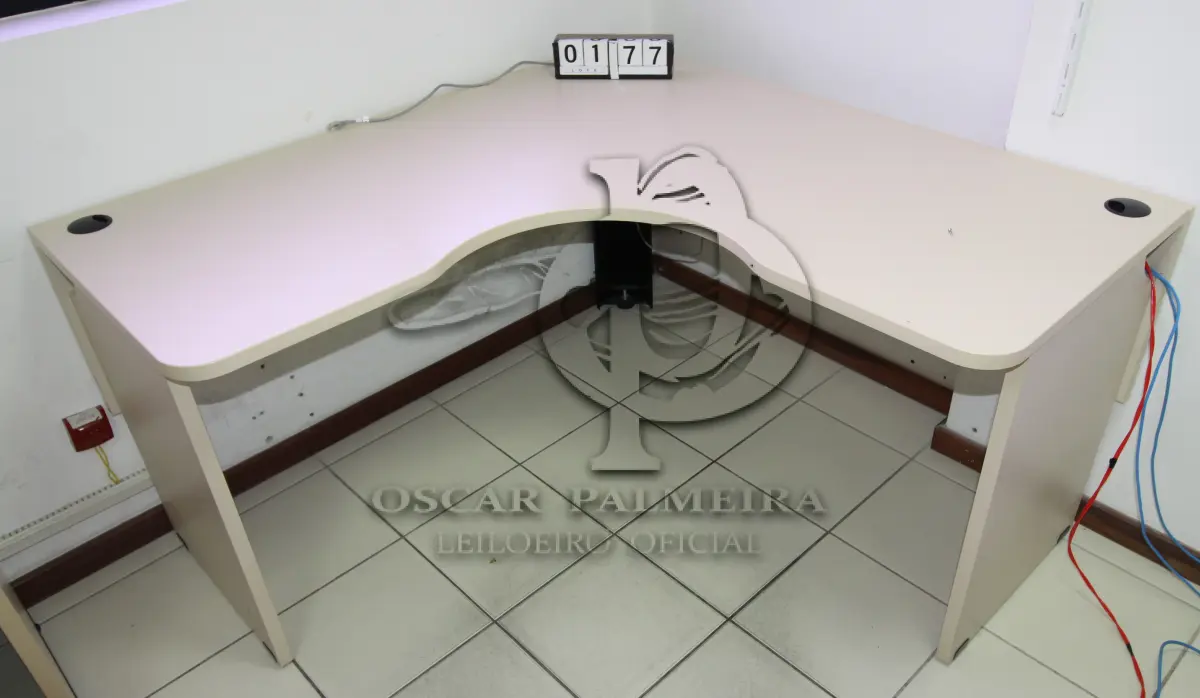 LOTE 177 - LOTE - 0177 - MESA EM L PEQUENA