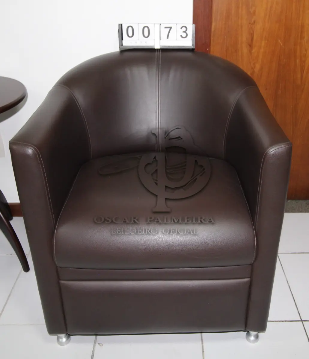 LOTE 073 - LOTE - 0073 - POLTRONA EM CORINO