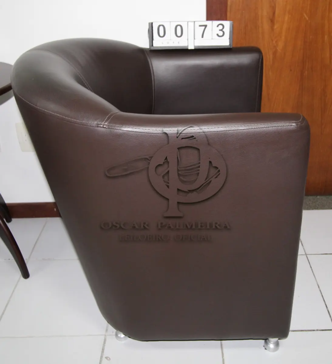 LOTE 073 - LOTE - 0073 - POLTRONA EM CORINO