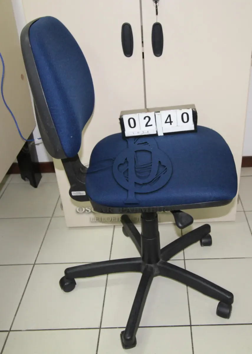 LOTE 240 - LOTE - 0240 - CADEIRA SECRETÁRIA GIRATÓRIA S/ BRAÇO