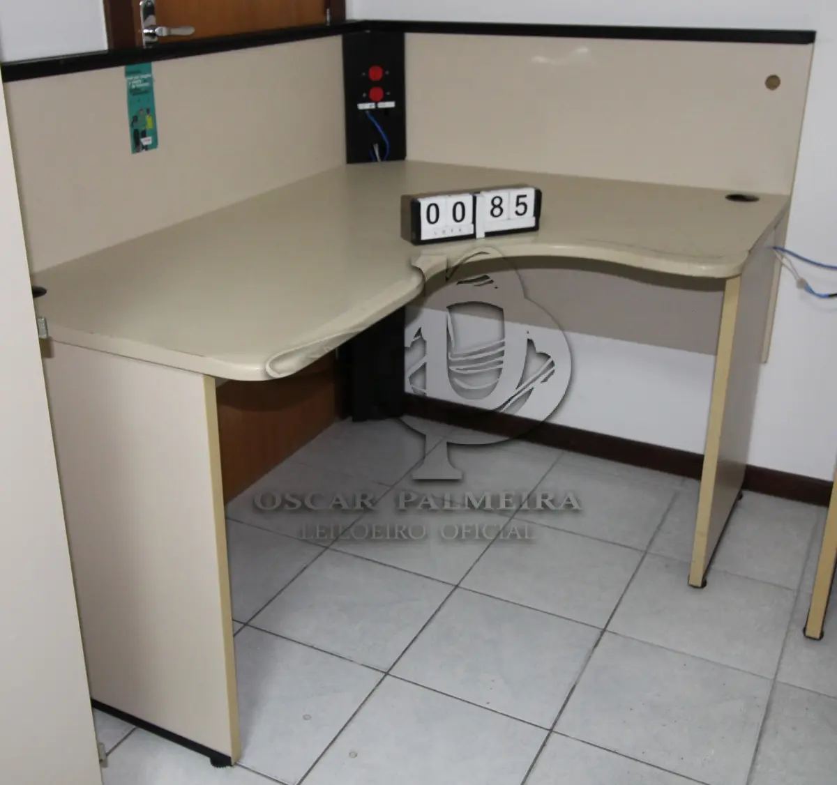 LOTE 085 - LOTE - 0085 - MESA EM L PEQUENA