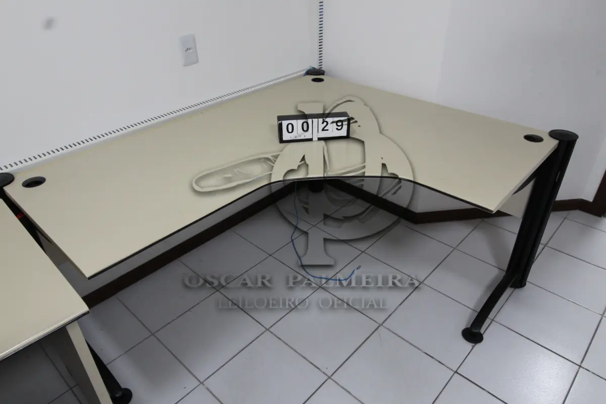 LOTE 029 - LOTE - 0029 - MESA EM L MÉDIA