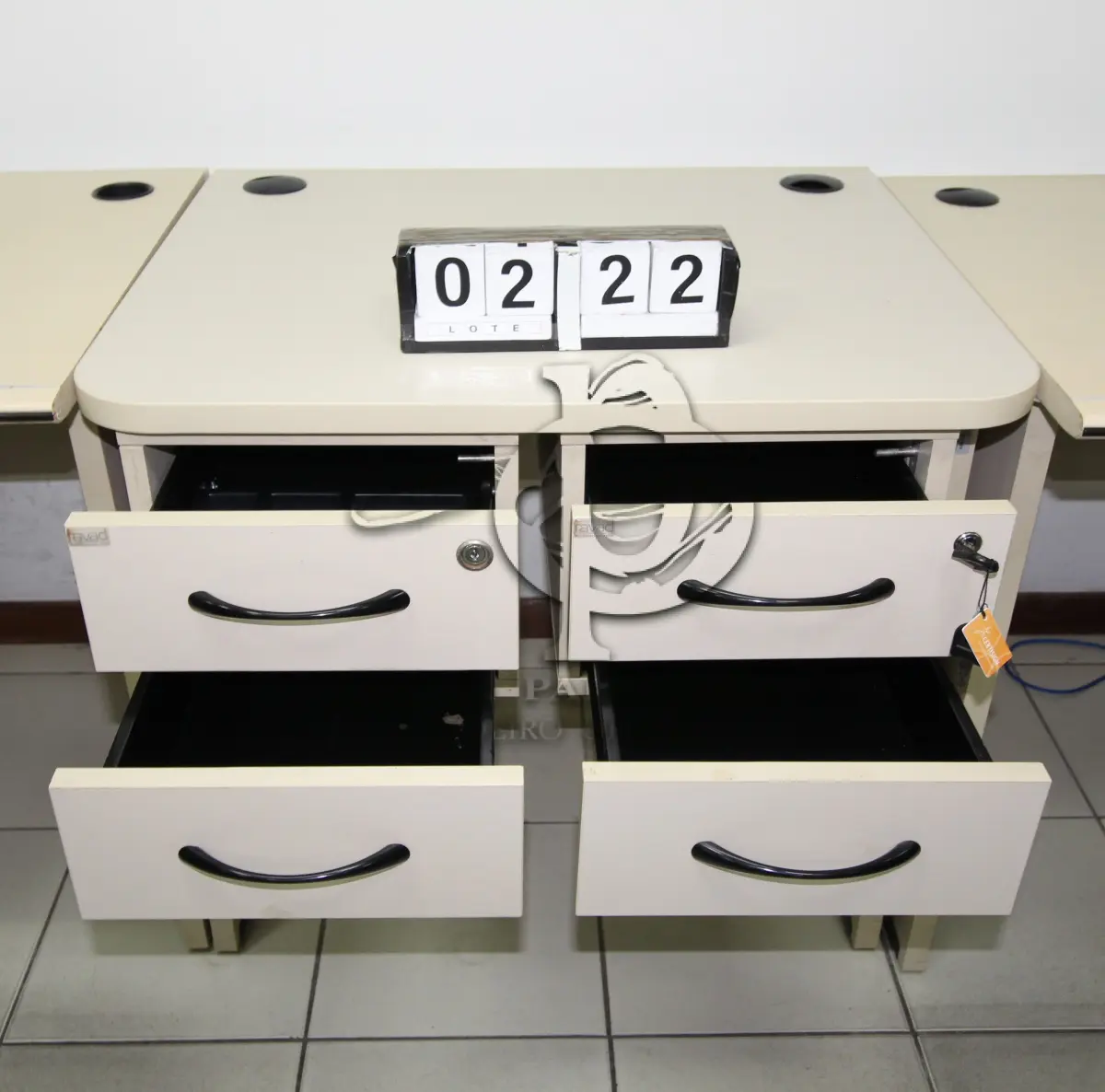 LOTE 222 - LOTE - 0222 - MESA GAVETAS PEQUENA