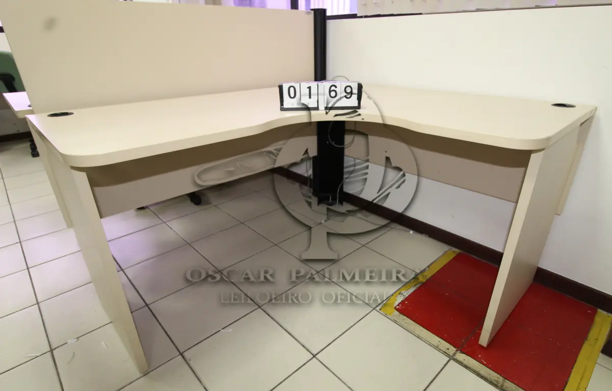 LOTE 169 - LOTE - 0169 - MESA EM L PEQUENA