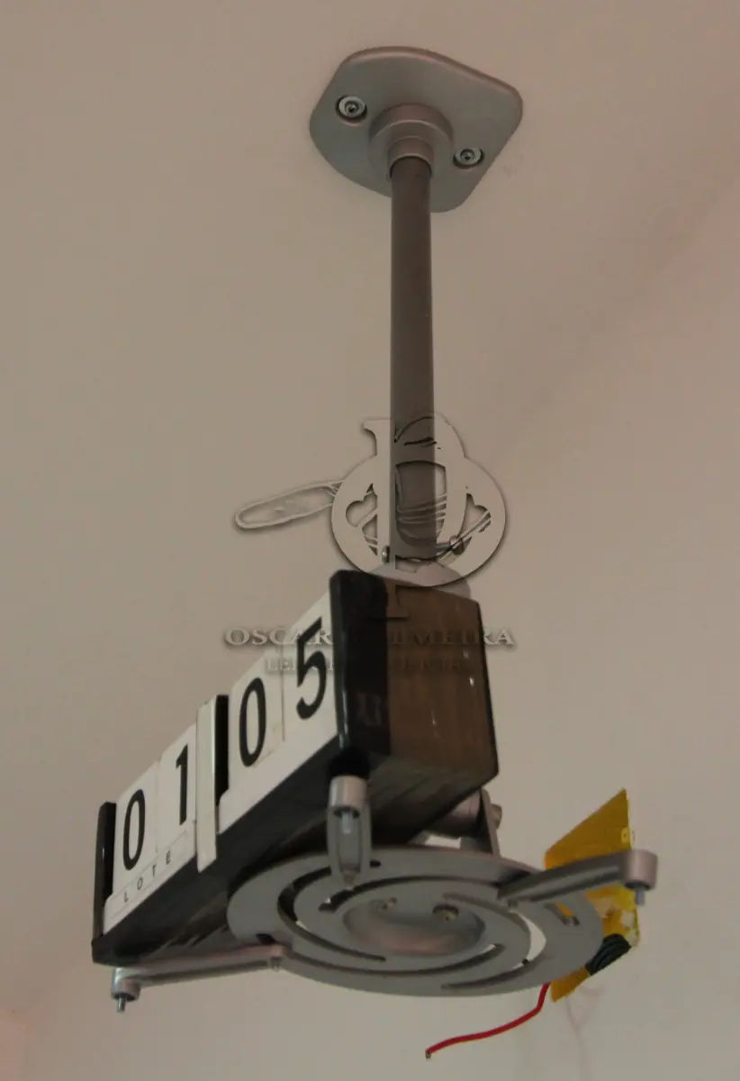 LOTE 105 - LOTE - 0105 - SUPORTE DE TETO P/ PROJETOR