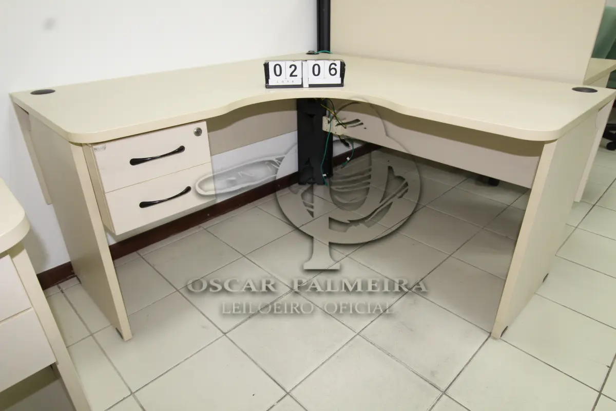 LOTE 206 - LOTE - 0206 - MESA EM L PEQUENA