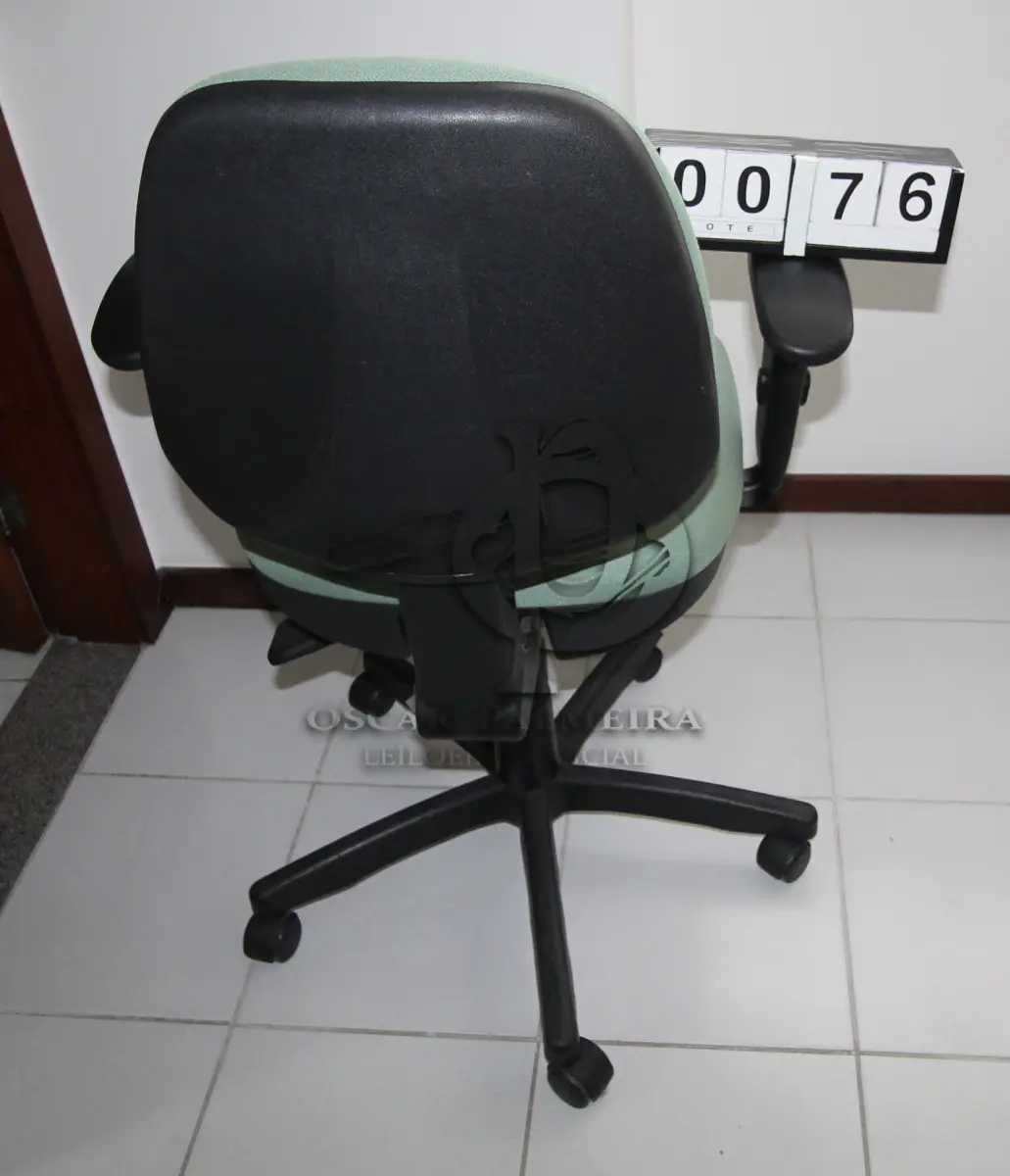 LOTE 076 - LOTE - 0076 - CADEIRA SECRETÁRIA GIRATÓRIA C/ BRAÇO