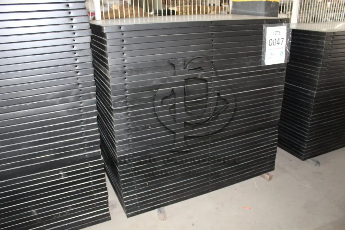 LOTE 047 - MATERIAL DIVERSO