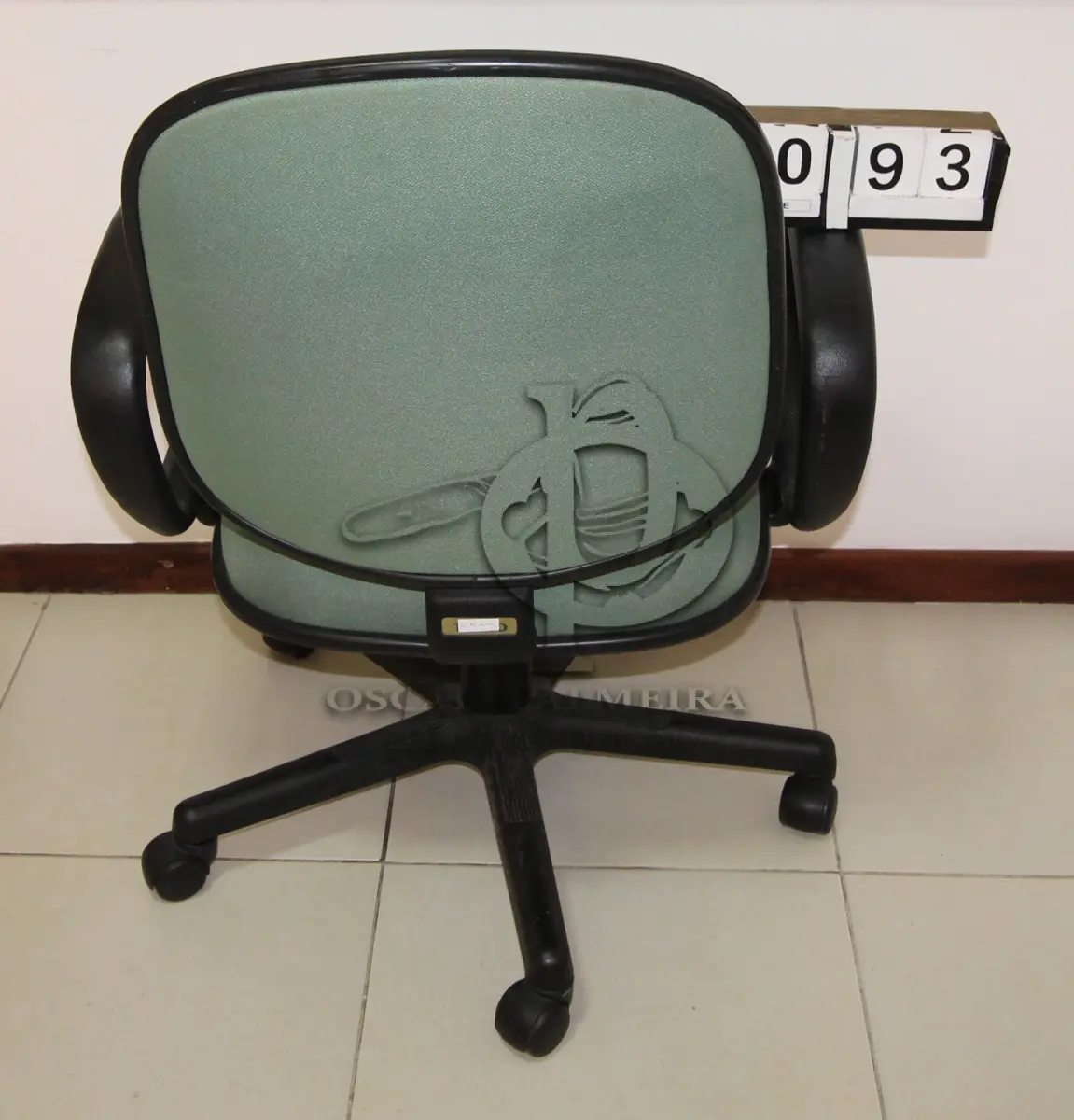 LOTE 093 - LOTE - 0093 - CADEIRA DIRETOR GIRATÓRIA C/ BRAÇO