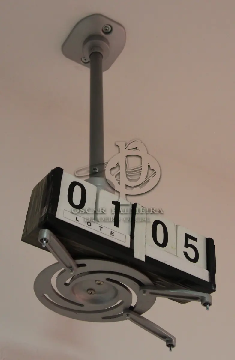 LOTE 105 - LOTE - 0105 - SUPORTE DE TETO P/ PROJETOR