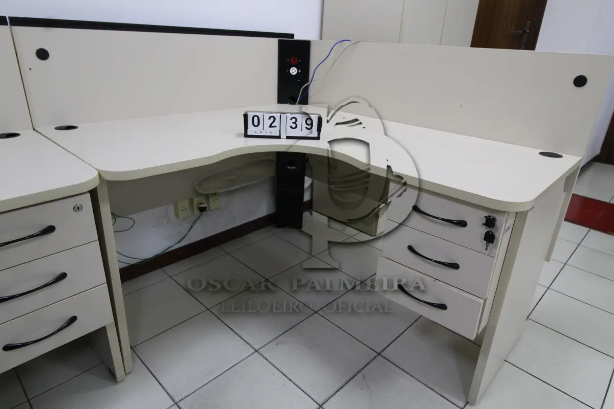 LOTE 239 - LOTE - 0239 - MESA EM L PEQUENA