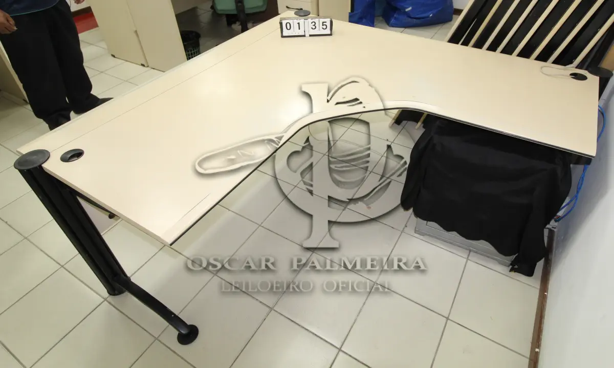 LOTE 135 - LOTE - 0135 - MESA EM L MÉDIA