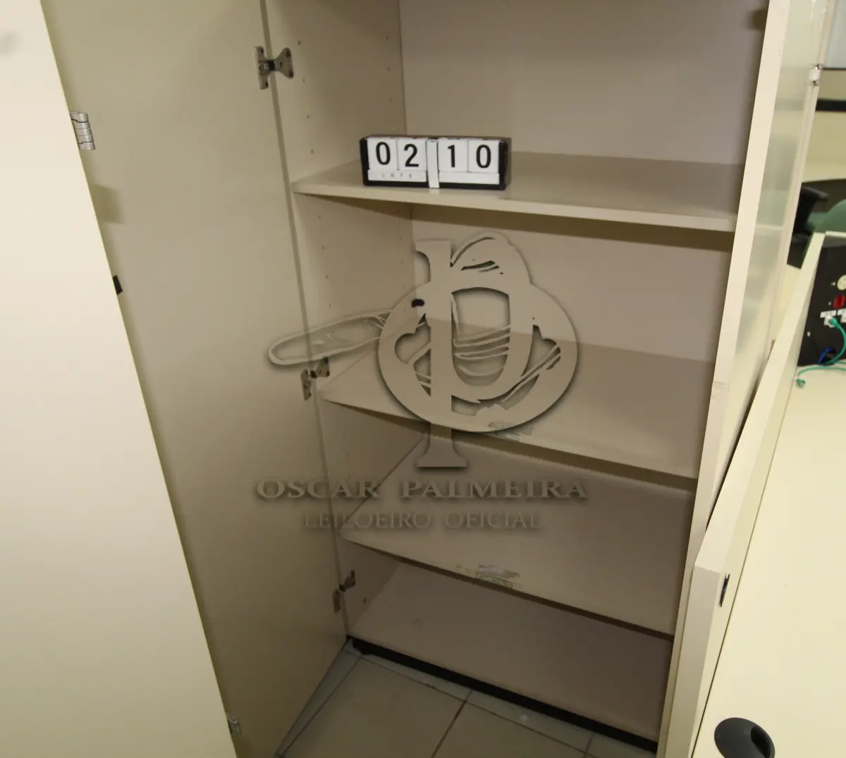 LOTE 210 - LOTE - 0210 - ARMÁRIO 2 PORTAS ALTO