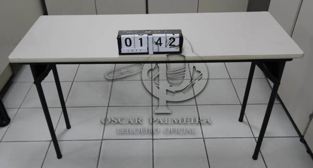 LOTE 142 - LOTE - 0142 - MESA P/ AUDITÓRIO C/ PÉS DOBRÁVEIS