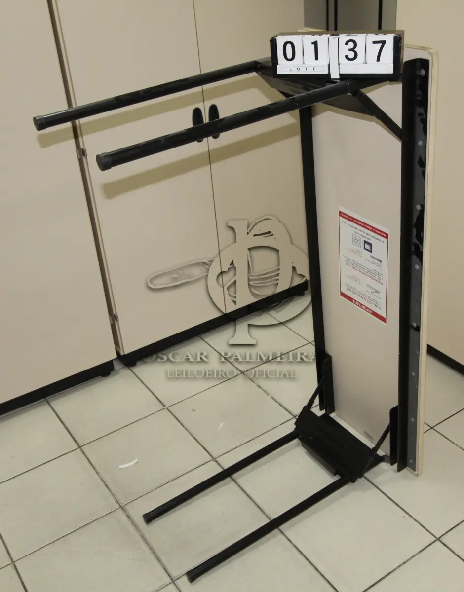 LOTE 137 - LOTE - 0137 - MESA P/ AUDITÓRIO C/ PÉS DOBRÁVEIS