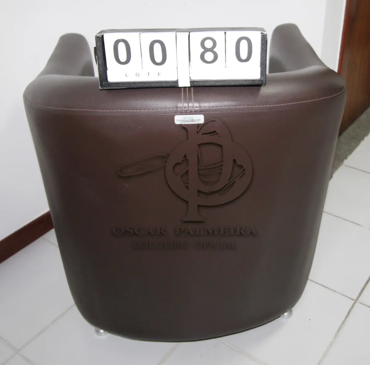 LOTE 080 - LOTE - 0080 - POLTRONA EM CORINO