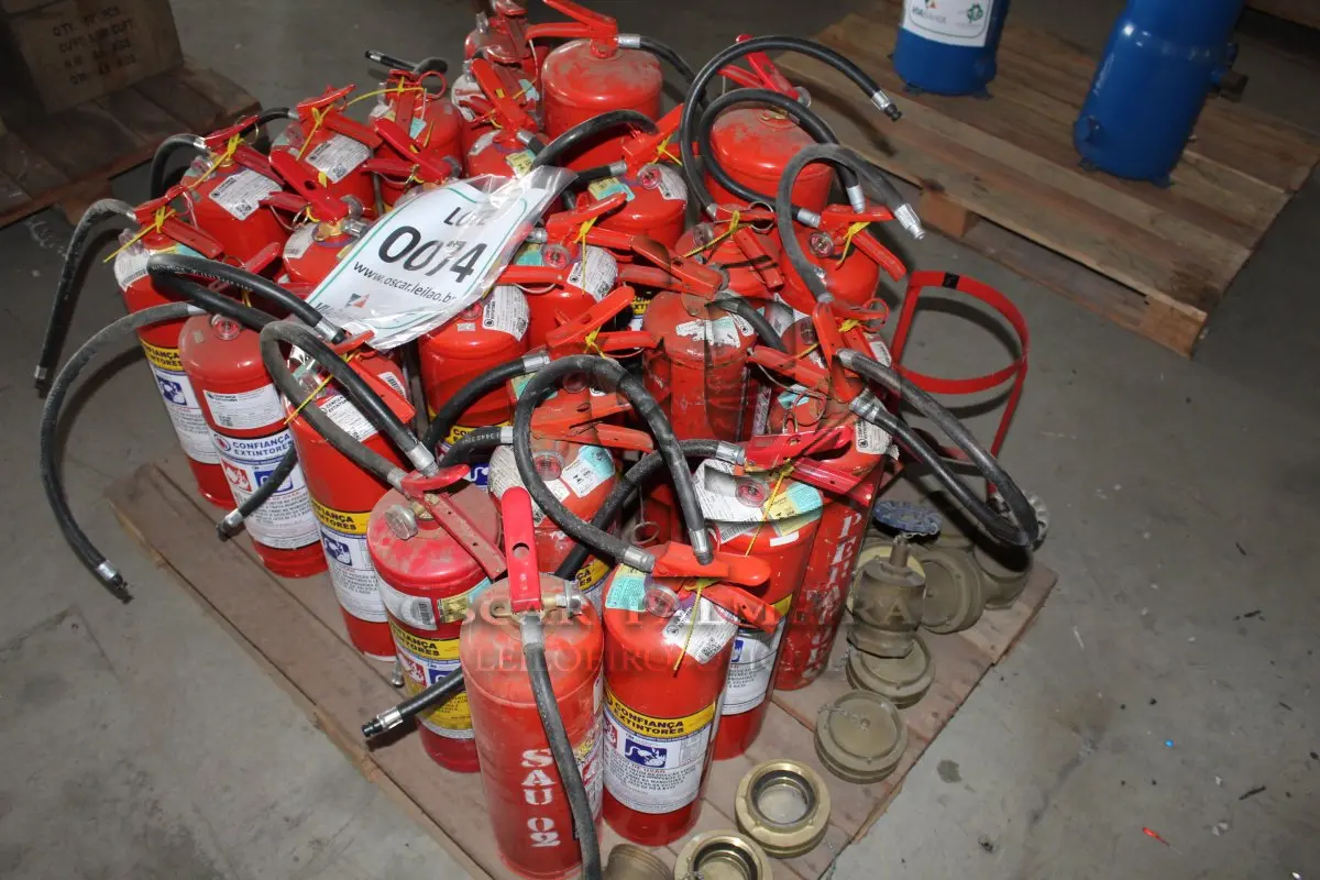 LOTE 074 - MATERIAL DIVERSO