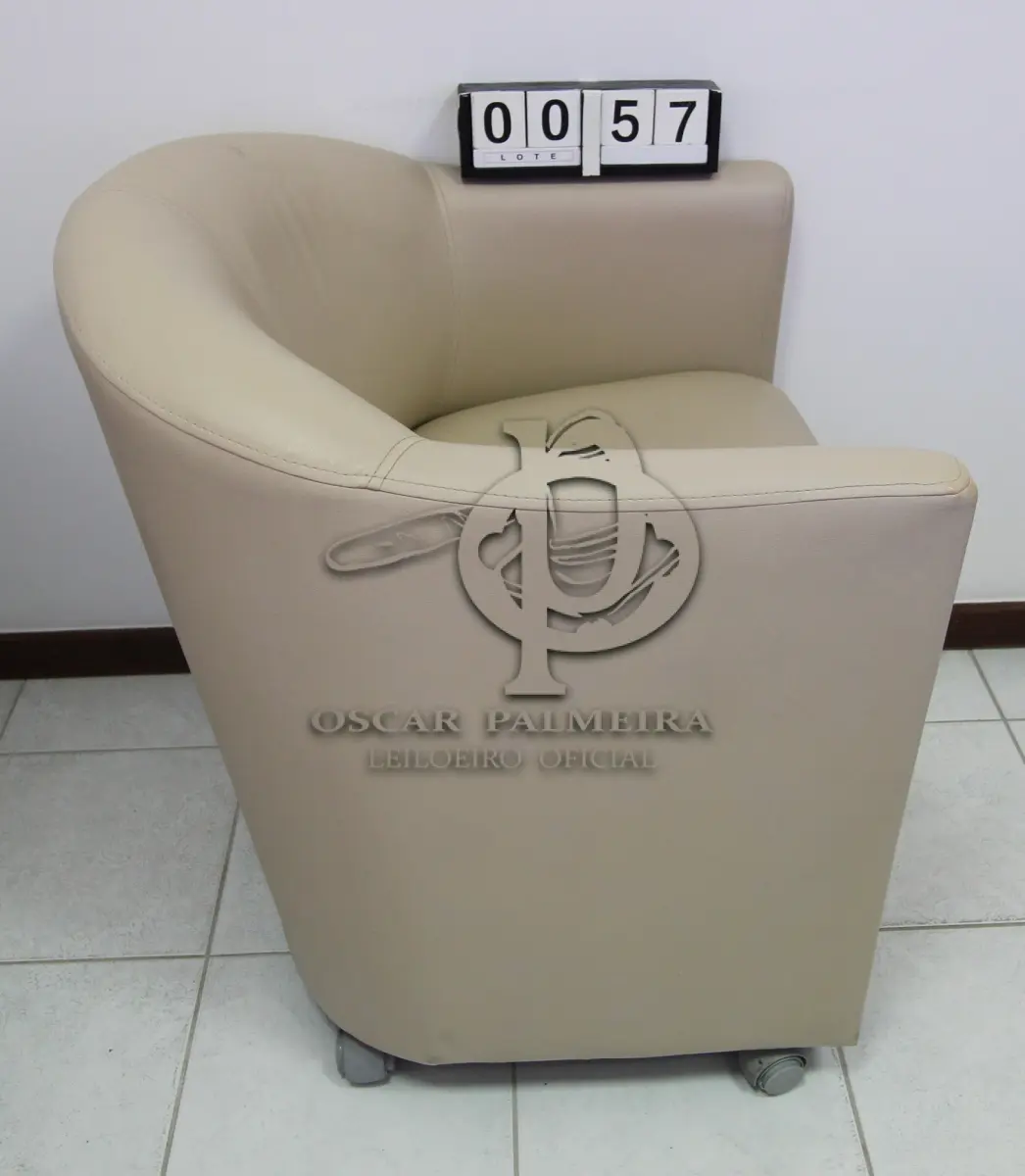 LOTE 057 - LOTE - 0057 - POLTRONA EM CORINO