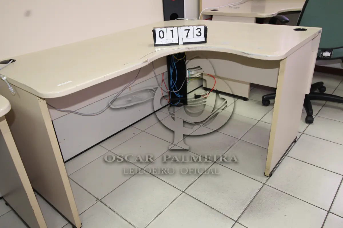 LOTE 173 - LOTE - 0173 - MESA EM L PEQUENA