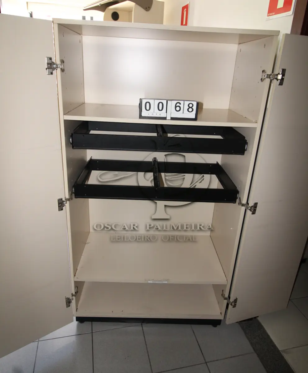 LOTE 068 - LOTE - 0068 - ARMÁRIO 2 PORTAS ALTO