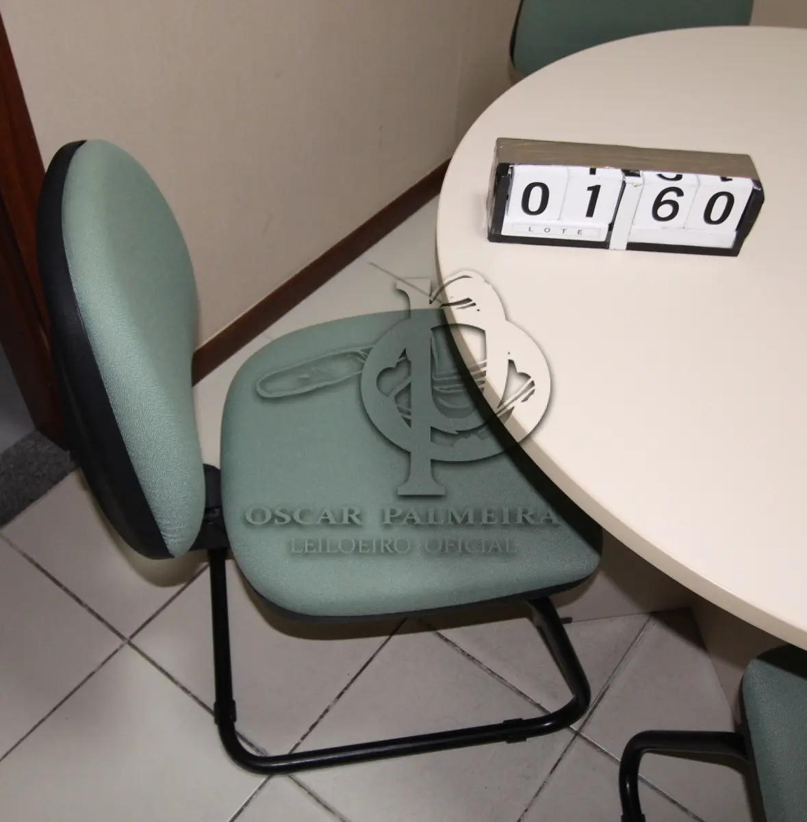 LOTE 160 - LOTE - 0160 - MESA REDONDA C/ 4 CADEIRAS FIXAS