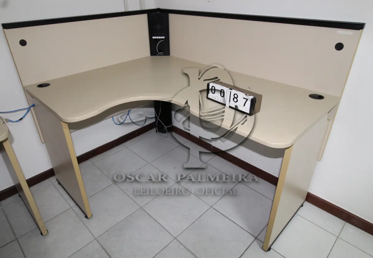 LOTE 087 - LOTE - 0087 - MESA EM L PEQUENA