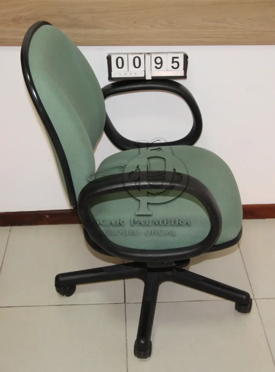 LOTE 095 - LOTE - 0095 - CADEIRA DIRETOR GIRATÓRIA C/ BRAÇO