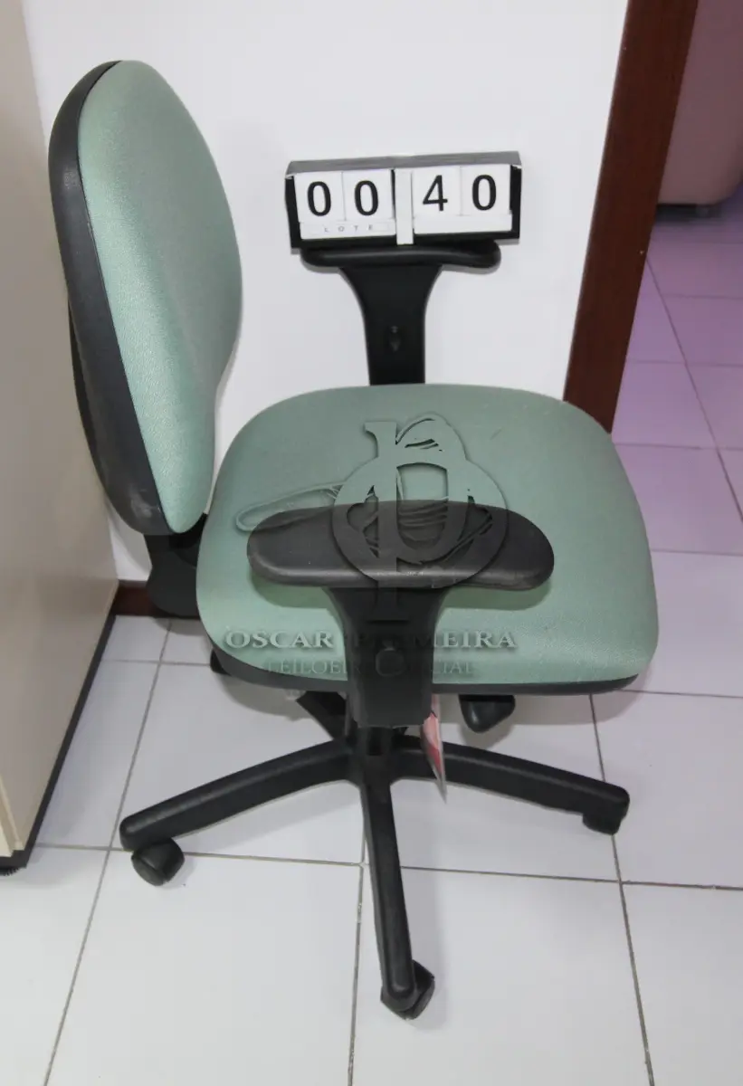 LOTE 040 - LOTE - 0040 - CADEIRA SECRETÁRIA GIRATÓRIA C/ BRAÇO
