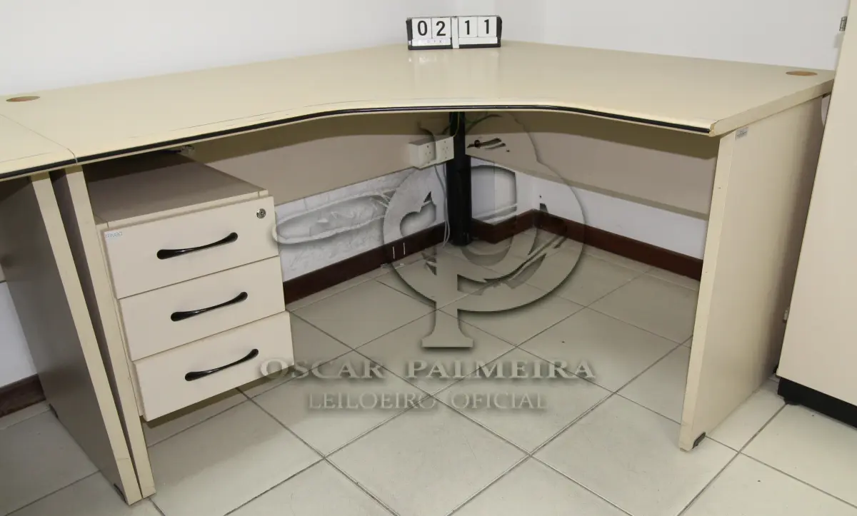 LOTE 211 - LOTE - 0211 - MESA EM L MÉDIA 