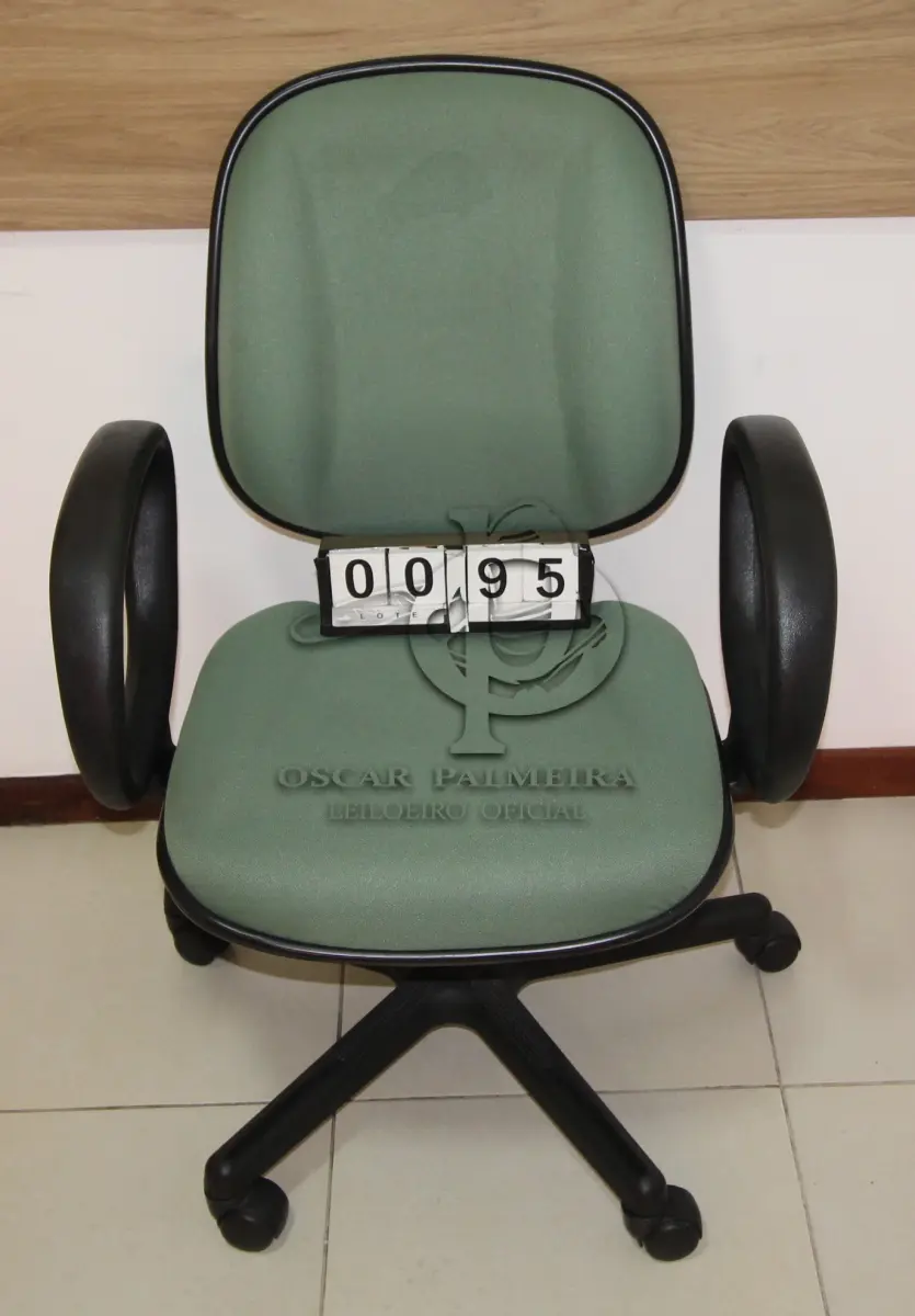 LOTE 095 - LOTE - 0095 - CADEIRA DIRETOR GIRATÓRIA C/ BRAÇO