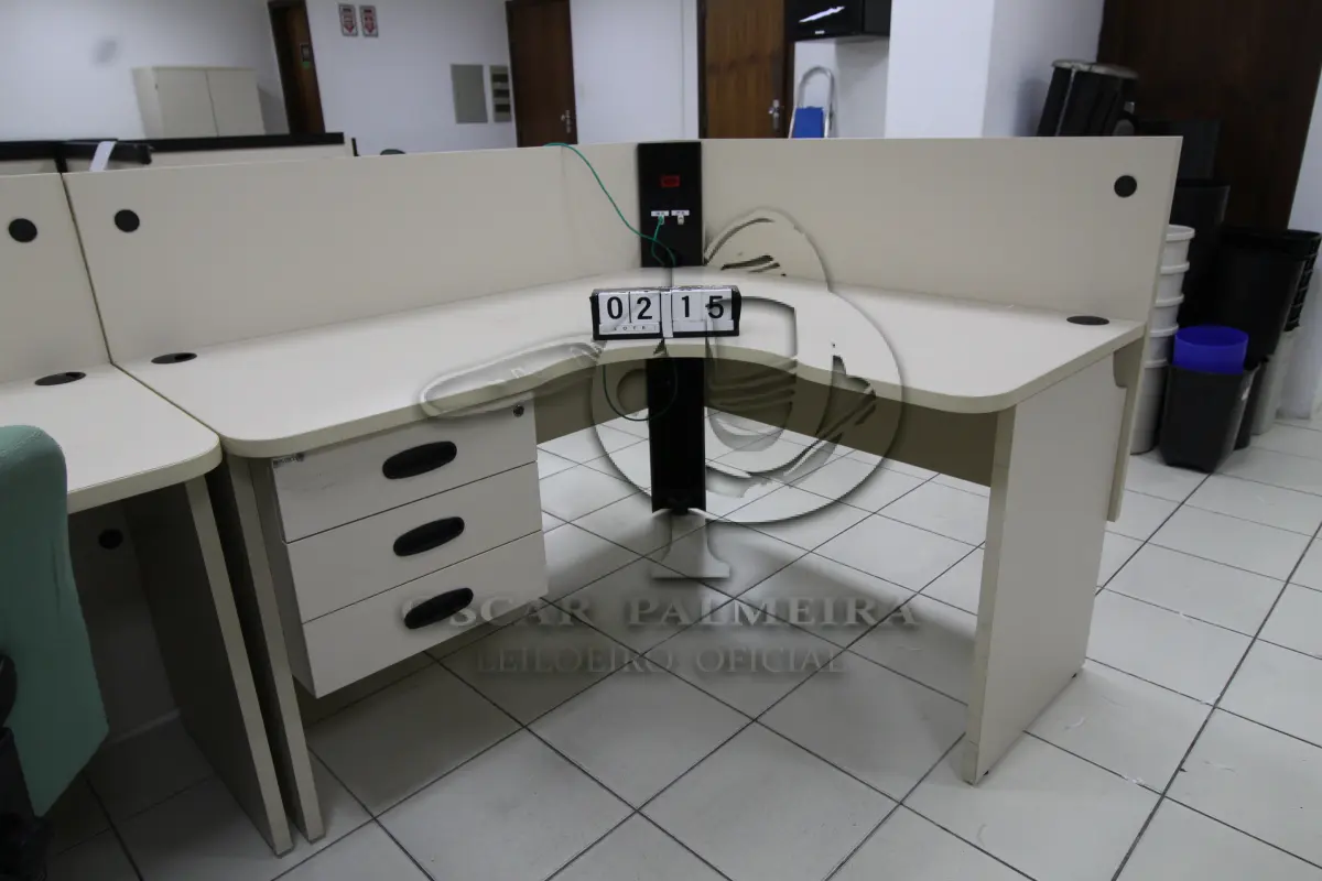 LOTE 215 - LOTE - 0215 - MESA EM L PEQUENA