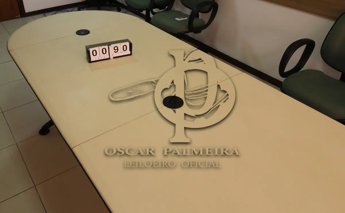LOTE 090 - LOTE - 0090 - MESA DE REUNIÃO